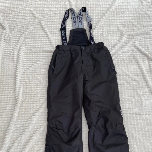 Termobyxor  - Säljer mina gamla termobyxor som har blivigt för små!  Storlek 14 år  Märke CMP 