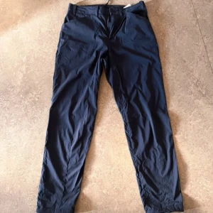 Byxor från Houdini - Säljer ett par Houdini wadi pants i storlek M. De är perfekta för äventyr och friluftsliv. Byxorna är tillverkade i ett lätt och bekvämt material som är enkelt att tvätta och sköta om. Perfekta för både vardag och utomhusaktiviteter. Fint skick!
