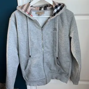 Säljer nu denna feta burberry zip up då den inte kommer till användning längre. Perfekt till hösten eller vintern! Passar dig som är ca 175-180! Det är bara att skriva om du har frågor✍️