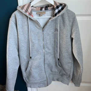 Burberry zip up - Säljer nu denna feta burberry zip up då den inte kommer till användning längre. Perfekt till hösten eller vintern! Passar dig som är ca 175-180! Det är bara att skriva om du har frågor✍️
