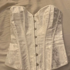 Vit korsett  - Vit korsett, endast testad! Passar perfekt till halloween 🎃 Skickar endast! 