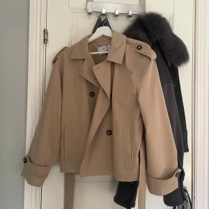 Kappa - Superfin beige kappa köpt i spanien, helt ny med prislapp på. Den är i storlek L men passar mig som vanligtvis brukar ha S i jackor!💕