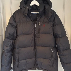 Polo Ralph lauren Jacka  - Jacka från Ralph Lauren i storlek L. Bara använd ett fåtal gånger utan några defekter. Nypris 5000. 