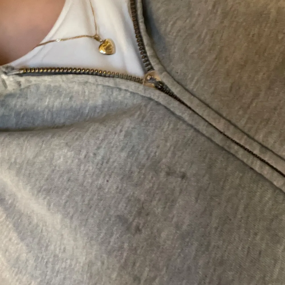 Säljer min Ralph lauren hoodie med dragkedja 🙌 Nypris 1200kr säljer för 350kr då den har lite defekter, man kan se de på de två sista bilderna 🥰. Tröjor & Koftor.