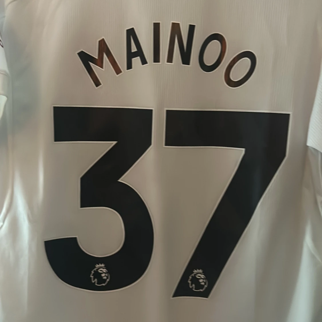 Vit fotbollströja med röd logga - 3