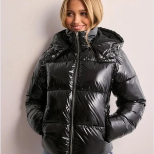 Nelly Pufferjacket  - Säljer min slutsålda Nelly pufferjacket då en annan jacka föll mig mer i smaken. Kom privat för egna bilder och prislappar o allt finns kvar på jackan 