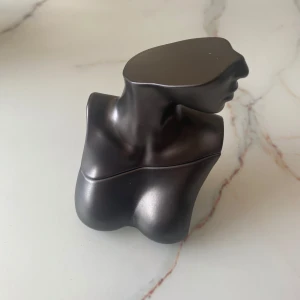 Billie Eilish parfym 50ml - 50ml, endast tagit några sprut från den. Köpt i augusti i år, har dock ingen kartong kvar.