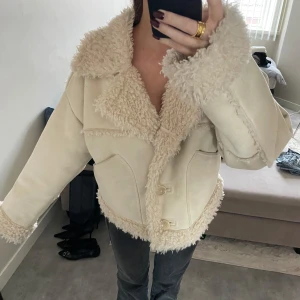 Teddyjacka  - Varm Mysig jacka från Urban outfitters. Storlek M