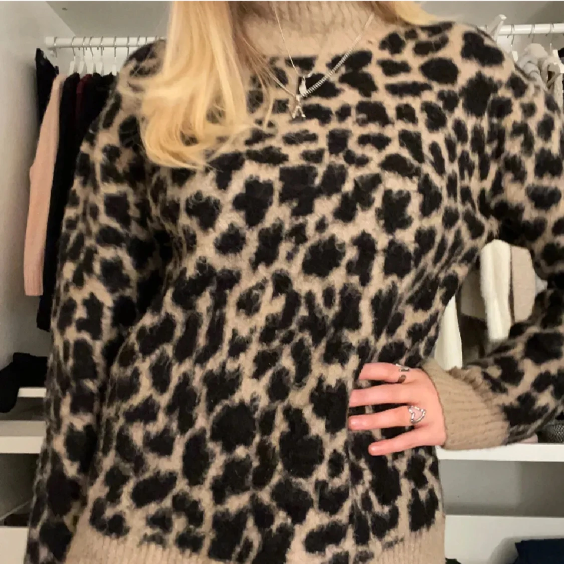 Leopardmönstrad stickad tröja