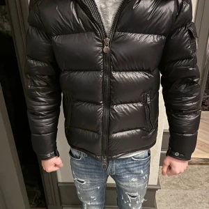 Moncler maya  - En moncler maya som är köpt här på Plick. Skick 8/10 Perfekt till dig som letar efter en snygg och bekväm jacka till vintern❄️