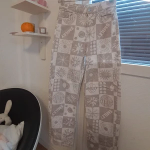 Jeans  - Limited Edition jenas från H&M, användatyp 2 gånger så dem är som nya, säljer dem för 100kr + frakt! 