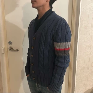 Cardigan - Säljer denna snygga cardigan från Gant. Storlek M, köp för endast 349. Skick 8/10. Modellen är 172, 70kg. Hör av dig vid frågor eller funderingar!