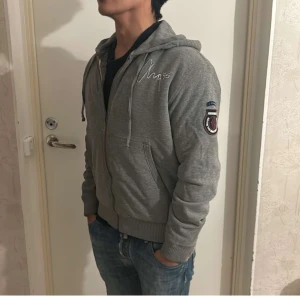 Grå zip - Säljer denna gråa zip från Arqueonautas. Storlek S, skick 9/10. Modellen är 172, 70kg. Hör av dig vid frågor eller funderingar!