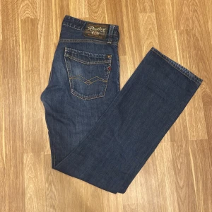 Blå jeans från Replay - Säljer ett par snygga jeans från replay. Storleken är 31/34 men tyvärr kommer jag inte ihåg modellen men skulle gissa på att det är en lite äldre modell. Passformen är lite breda men inte så värst. Hör av er vid frågor och funderingar ☺️.