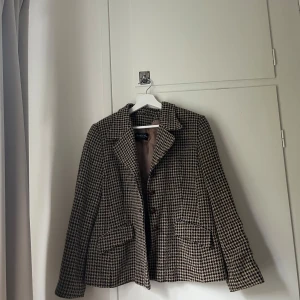 Kavaj jacka  - Skit snygg kavaj jacka. Väldigt unik o elegant. 