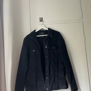 Jeansjacka  - Jeansjacka som är använd Max 2 gånger. 