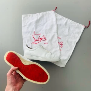 Christian Louboutins - Riktigt fina, äkta loubs, dustbagsen är från mina andra som också är äkta men kan skicka med de för en extra slant. Skick 6/10 men ser riktigt bra ut när man använder de, ser ut som 8/10. Slitna under, limmet runt har släppt lite, hål inuti vid hälen (känns ej) annars fint skick. Skriv för fler bilder eller vid funderingar 🙌😁