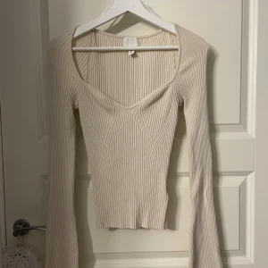 Beige tröja  - Jätte fin tröja från hm, storlek S, kommer inte till användning 💕
