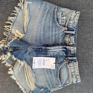 Jeans shorts - Jätte fina jeans shorts som sitter fint på men har även ett till par som jag använder så därför säljer jag dessa💕helt nya och aldrig använt