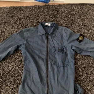 Stone island jacka - Storlek M Skick 6/10. En liten reva på ena sida