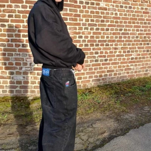 Yeezy hoodie - Yzy hoodie den är as tjock väger typ 1 kg har fått lite hål i den men eftersom som tröjan har två lager märks de knappt 