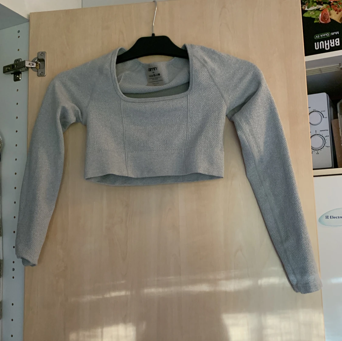 Grå croppad tröja från Aim’n!