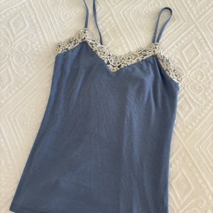 Intimissimi linne - Ett intimissimi linne i en jättefin blå färg med vit spets, samma modell som hedvig sjödin visar fast med vit spets🫶🏻 (tvättas innan den skickas)