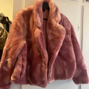 rosa pälsjacka  - jättefin rosa pälsjacka i fint skick bara använd ca 2-3 gånger 