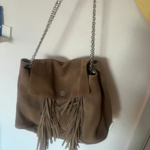 Väska - Fin mocka väska i brun/beige färg, rymlig och fint skick!