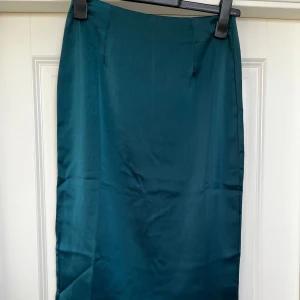 Kjol  - Kjolen är mer åt det gröna hållet 