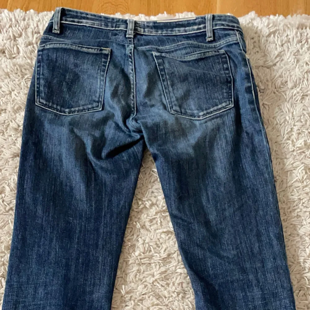 Mörkblåa jeans som tyvärr är för liten för mig. Passar till det mesta och använd fåtal gånger! Super fina så det är synd att dom är för små 💗💗 Dm för mer bilder och pris kan diskuteras !!. Jeans & Byxor.