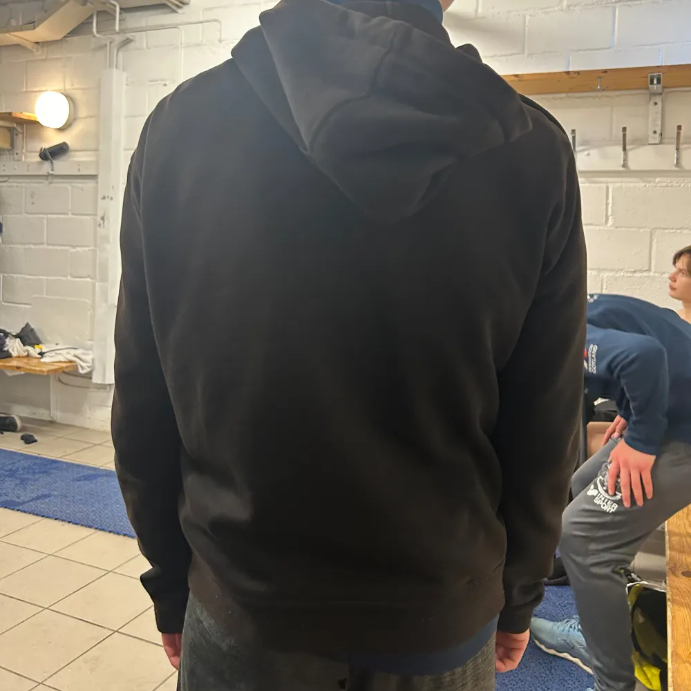 Tjena säljer nu min kompis moncler cardigan då han behövde hjälp. Han köpte den för 2199  men har fått en defekt i vänster armhåla men inget man ser när den är på, mitt pris 1500. Vetinte om den är äkta  där av priset. Priset går att diskutera. 🥂. Jackor.