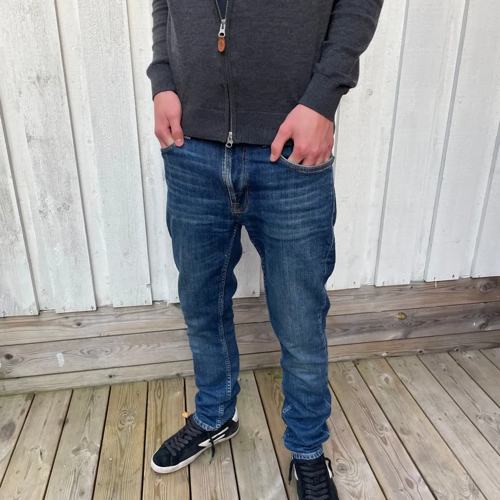 Sjukt snygga nudie jeans i den populära slimfit passformen ”Lean Dean”✅👖 | Storleken är 30/30 men jag uppfattar den som något större, jag på bilden är 175cm lång✌️📏 | Tveka inte att höra av dig vid frågor! 👑🍂. Jeans & Byxor.