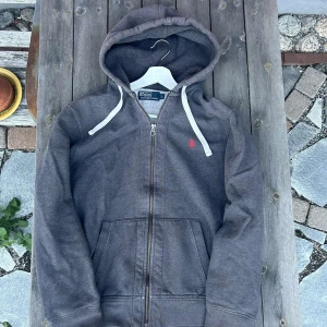 Ralph lauren zip - En Ralph lauren zip i en jätte snygg mörkgrå färg. Storlek L fast passar M