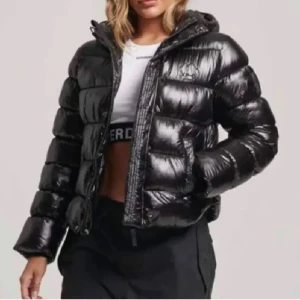 Svart pufferjacka - Säljer min Superdry jacka som är perfekt till vintern då den är väldigt varm. Knappt använd så den är som ny i skicket. Säljs inte längre, köptes på Zalando där nypris var 1499kr. Skriv för egna bilder. Sitter som s/m, liten j storlek.