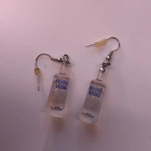 absolut vodka örhängen  - söta örhängen, oanvända!