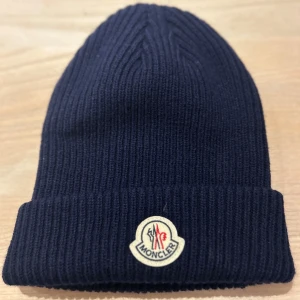 Moncler mössa - Tja säljer min moncler mössa sick 10/10 skriv om ni har någon minsta fundering 