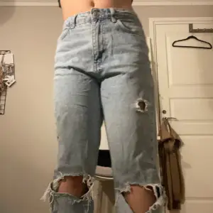 Säljer high waist ripped jeans från ginatricot. Lite för långa för mig rekommenderar för längre personer än mig själv. Jag är 150 ungefär.💖💖