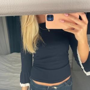 Trekvartsärmad törja - Jättesnygg tröja med detaljer på ärmarna, använd 2 gånger, som ny!💙