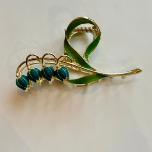 Guldig ny hårklämma med blå liljekonvalj blomma hårspänne hårnål håraccessoar - Guldig stor hårklämma Håraccessoar med blå liljekonvalj. Storlek kan ni se på bilden ca 11 cm lång och 5 cm bred Hårklämman är helt ny och aldrig använd