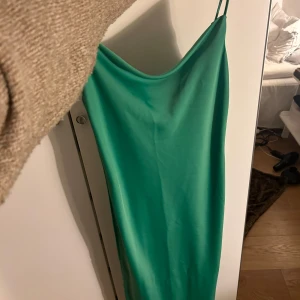 Jättefin grön sidenklänning  - En otroligt fin grön sidenklänning från Zara. Lägger sig fint efter bysten och har små slitsar längst nere vid benen. Annars väldigt enkel och chic. Otroligt fin på, säljer den för att den tyvärr har blivit för liten!!