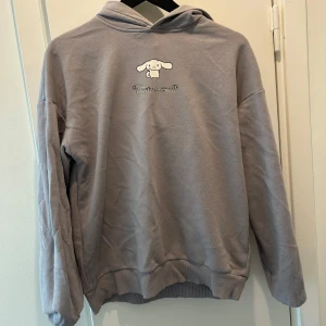 Cinnamoroll tröja - Cinnamoroll tröja med luva. Använd fåtal gånger. Storlek 170 och/eller S  Nypris: 200kr