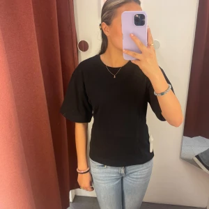 Tajt t-shirt💞 - Säljer denna snygga tröjan , den sitter tajt i midjan och har sån snygg passform 🤍skriv om ni vill ha fler bilder!!