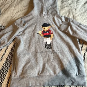 Ralph lauren tröja stl s - Tjena säljer min Ralph lauren tröja som är i bra skick och i storlek s kan passa xs har ni funderingar så är det bara att kontakta 😁