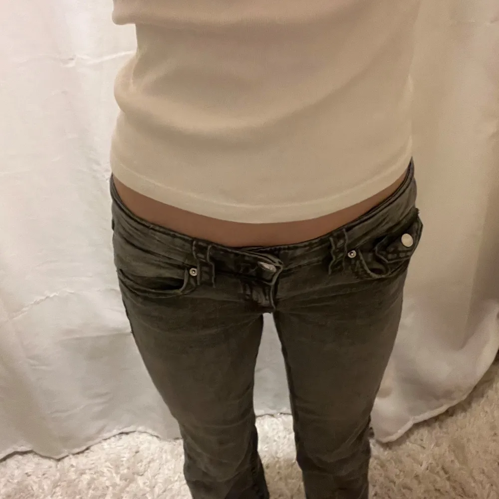 Säker nu mina mellangrå jeans från Gina Young då de har blivit för korta. Lite slitna vid foten men inget man tänker på, annars bra skick.🤍. Jeans & Byxor.