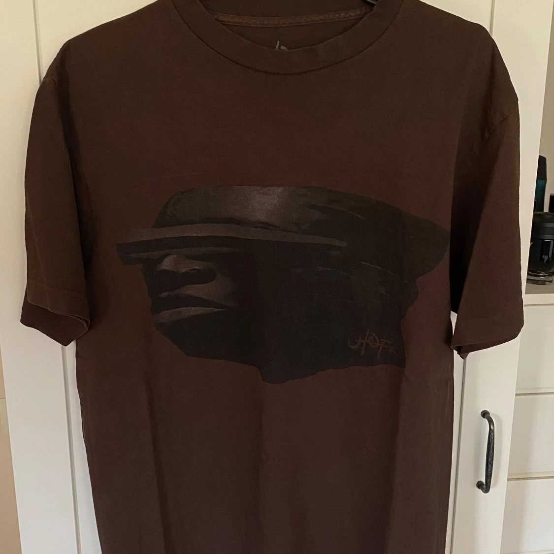 Brun t-shirt med tryck från Travis Scott