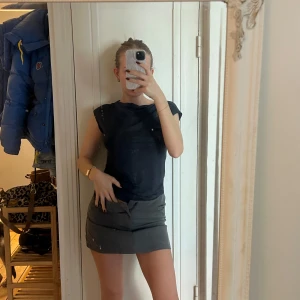 Kostym miniskirt - Säljer denna snygga mini kjolen med ”kostym”-vibe över sig. Sjukt snygg för både utgång eller vardag. Går att stylea med allt! Säljer pga flytt 🩷
