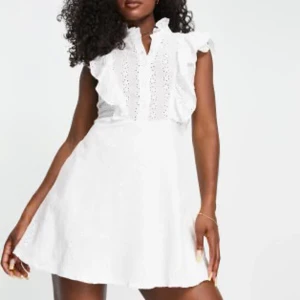 Vit broderad miniklänning med hög ringning - Aldrig använd supersöt broderad miniklänning med hög ringning. Storlek 36 från parisian, köpt för 350 kr (i helt nyskick). Perfekt studentklänning. Köpte som student klänning alternativ, glömde returnera i tid. Passar xsmall/small