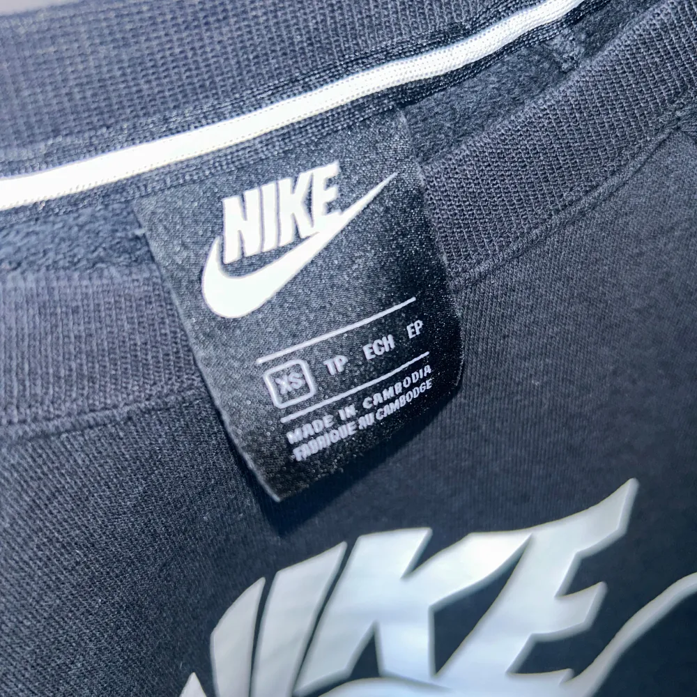 En svart sweatshirt från Nike i storlek XS, men har passat mig som brukar ha M🖤🖤 Knappt använd!. Neuletakit & Villapaidat.