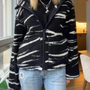 Söt kofta från H&M  - Köpt detta året men är bara använd fåtal gånger, bild 1 är lånad och bild 2 är min egna bild, skriv för fler bilder eller frågor💕